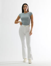 Jeans Bootcut Cintura Alta Blanco con Cadena