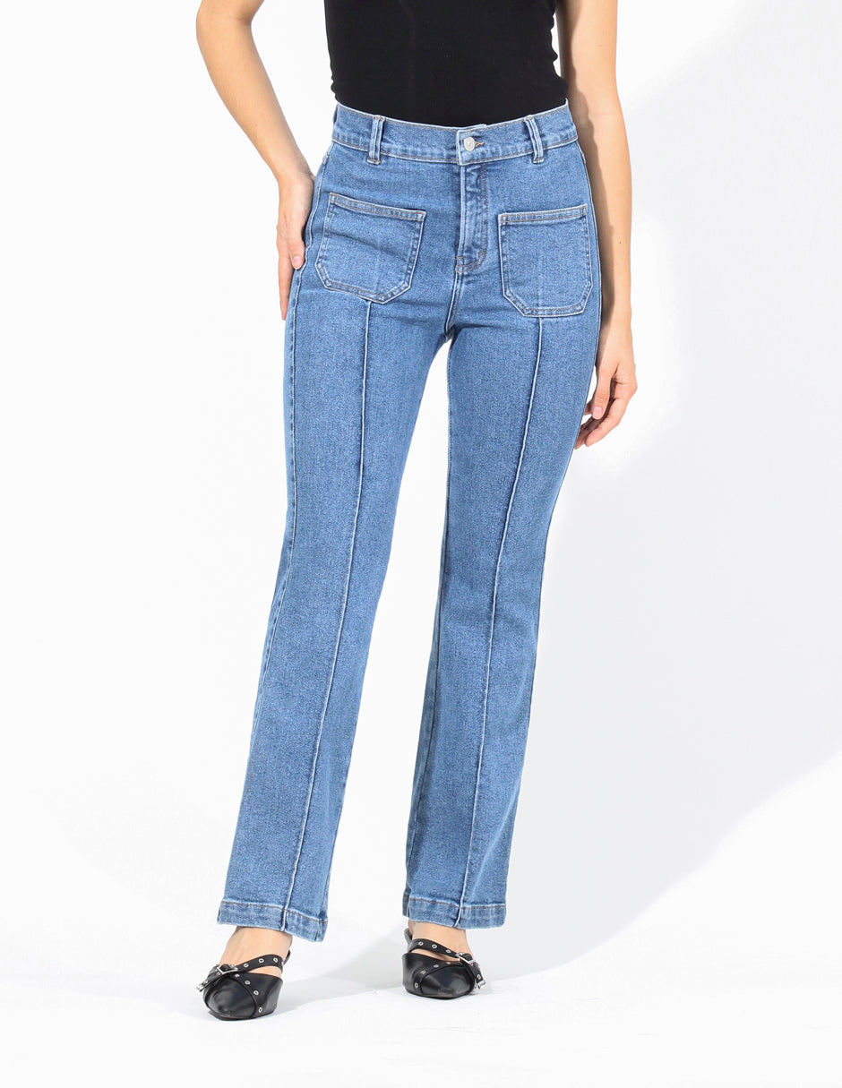 Jeans Cintura Alta Bootcut en Azul Claro con Bolsas Delanteras