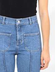 Jeans Cintura Alta Bootcut en Azul Claro con Bolsas Delanteras