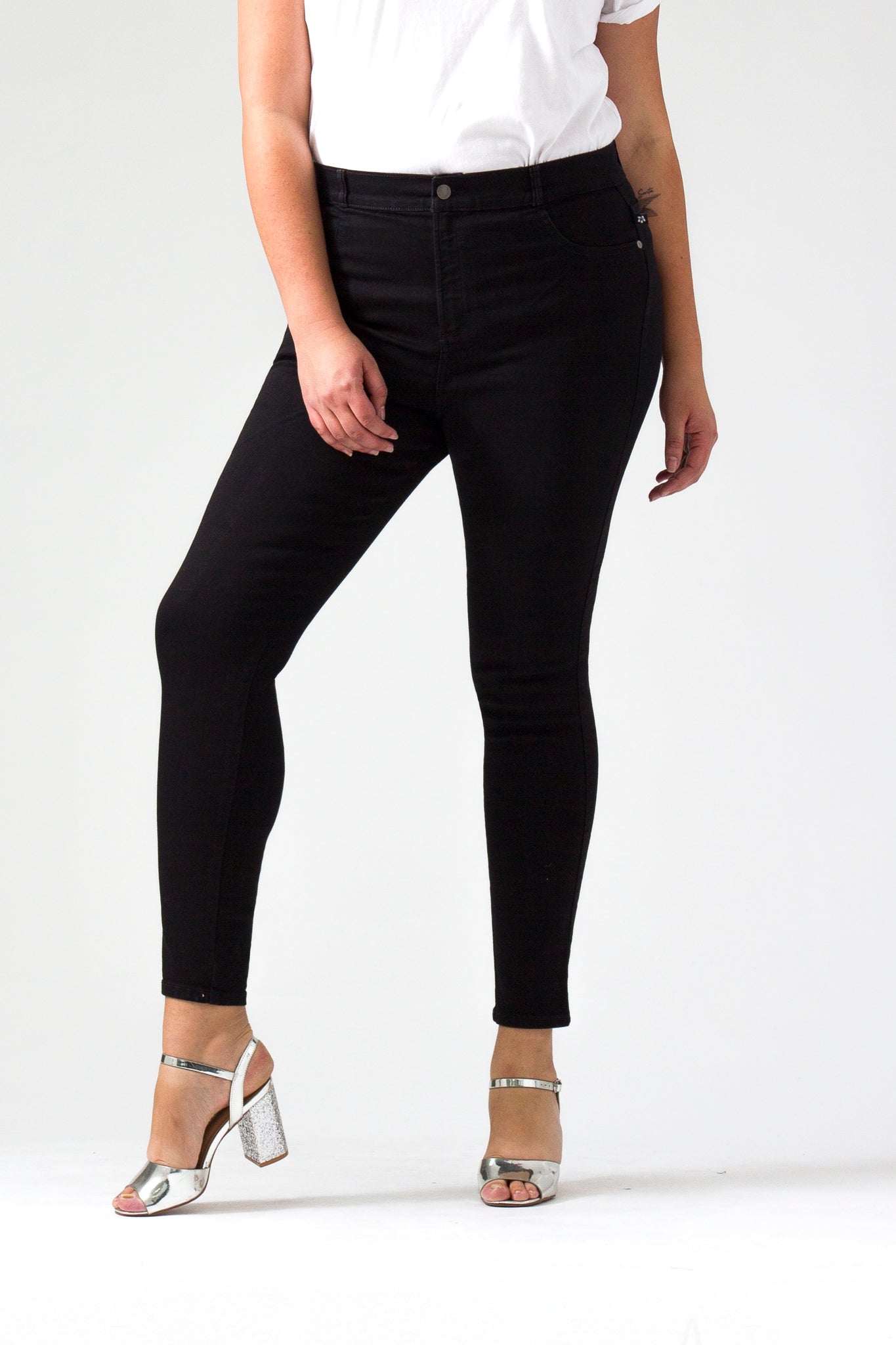 OHPOMP!® Basics, Curvy Cintura Alta Straight Jeans Negro OPE1005